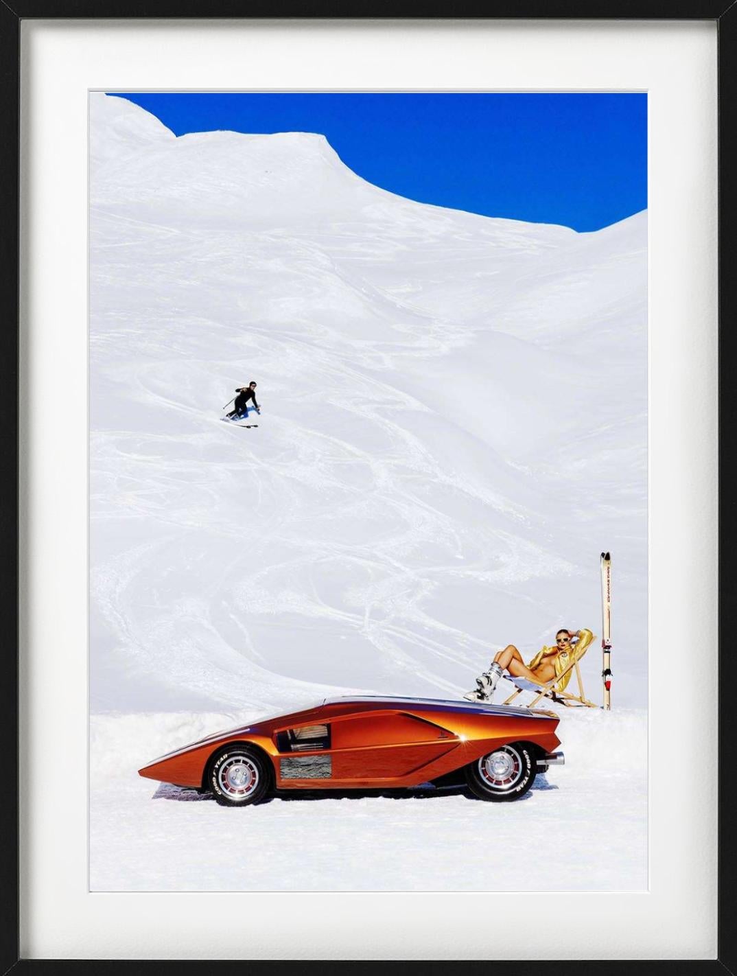 'Apres! St. Moritz' - Lancia Stratos Zero auf der Piste, Kunstfotografie, 2023 im Angebot 1