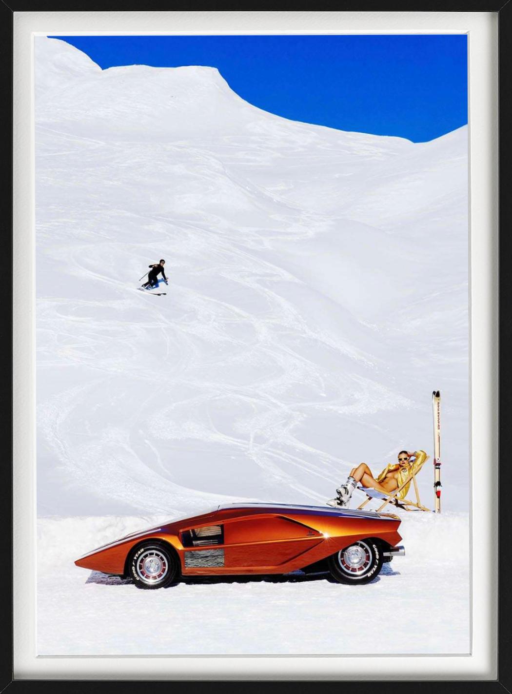 'Apres! St. Moritz' - Lancia Stratos Zero auf der Piste, Kunstfotografie, 2023 im Angebot 4