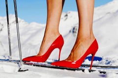 „Backcountry III“ – Rote Louboutins Heels auf Ski, Kunstfotografie, 2023