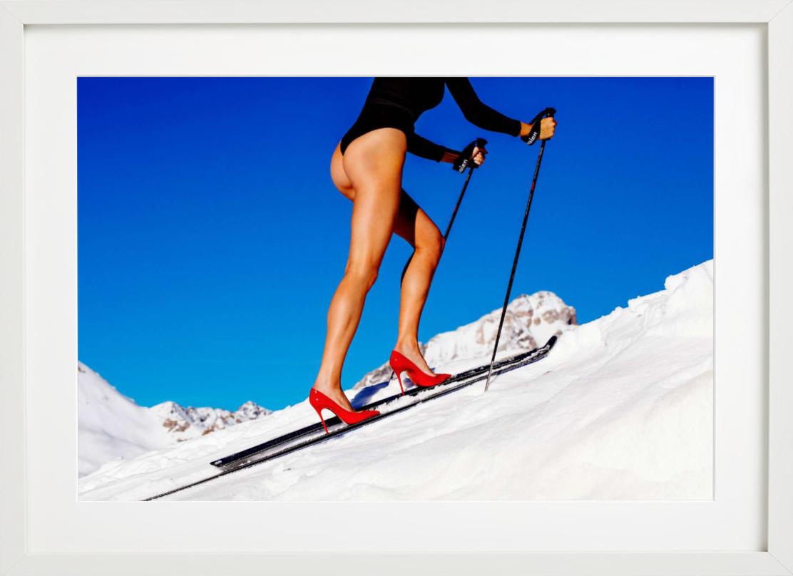 Backcountry  - Modella che scia con tacchi alti rossi, Fotografia Fine Art, 2018 in vendita 6