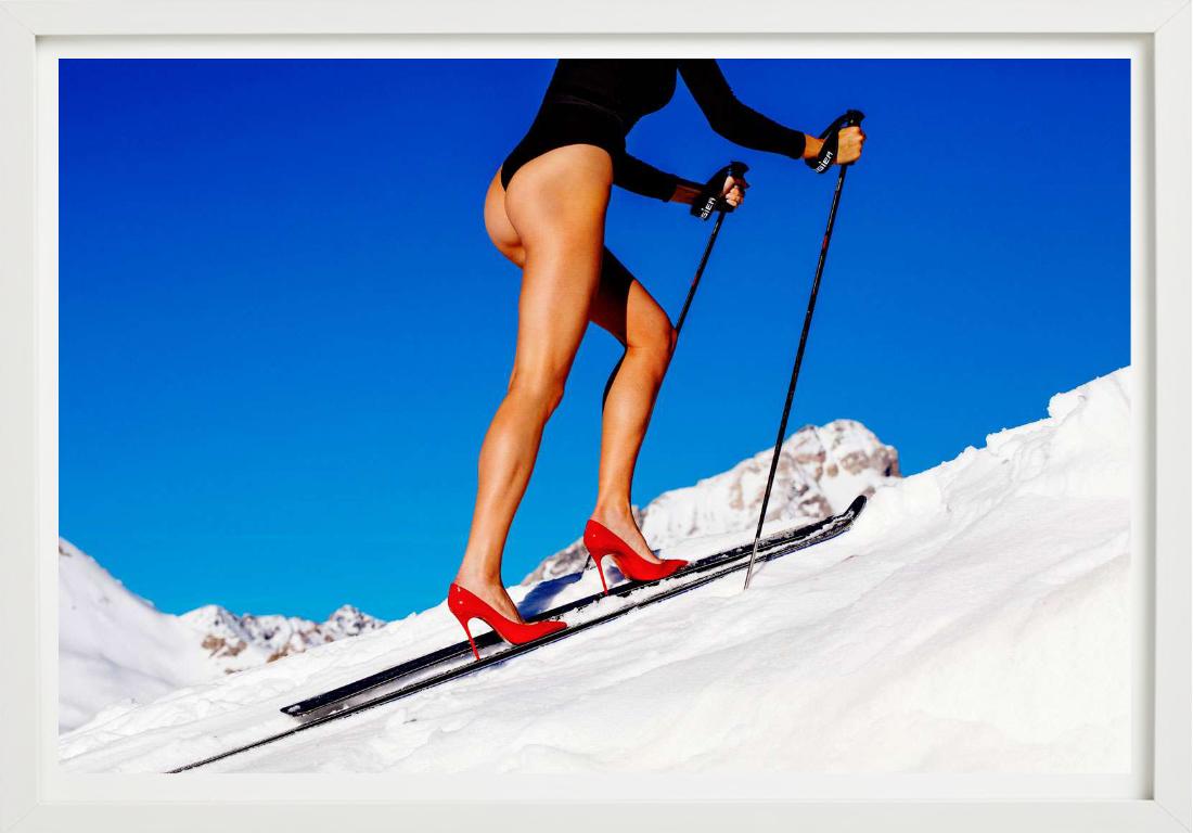 Backcountry  - Modella che scia con tacchi alti rossi, Fotografia Fine Art, 2018 - Photograph Contemporaneo di Tony Kelly