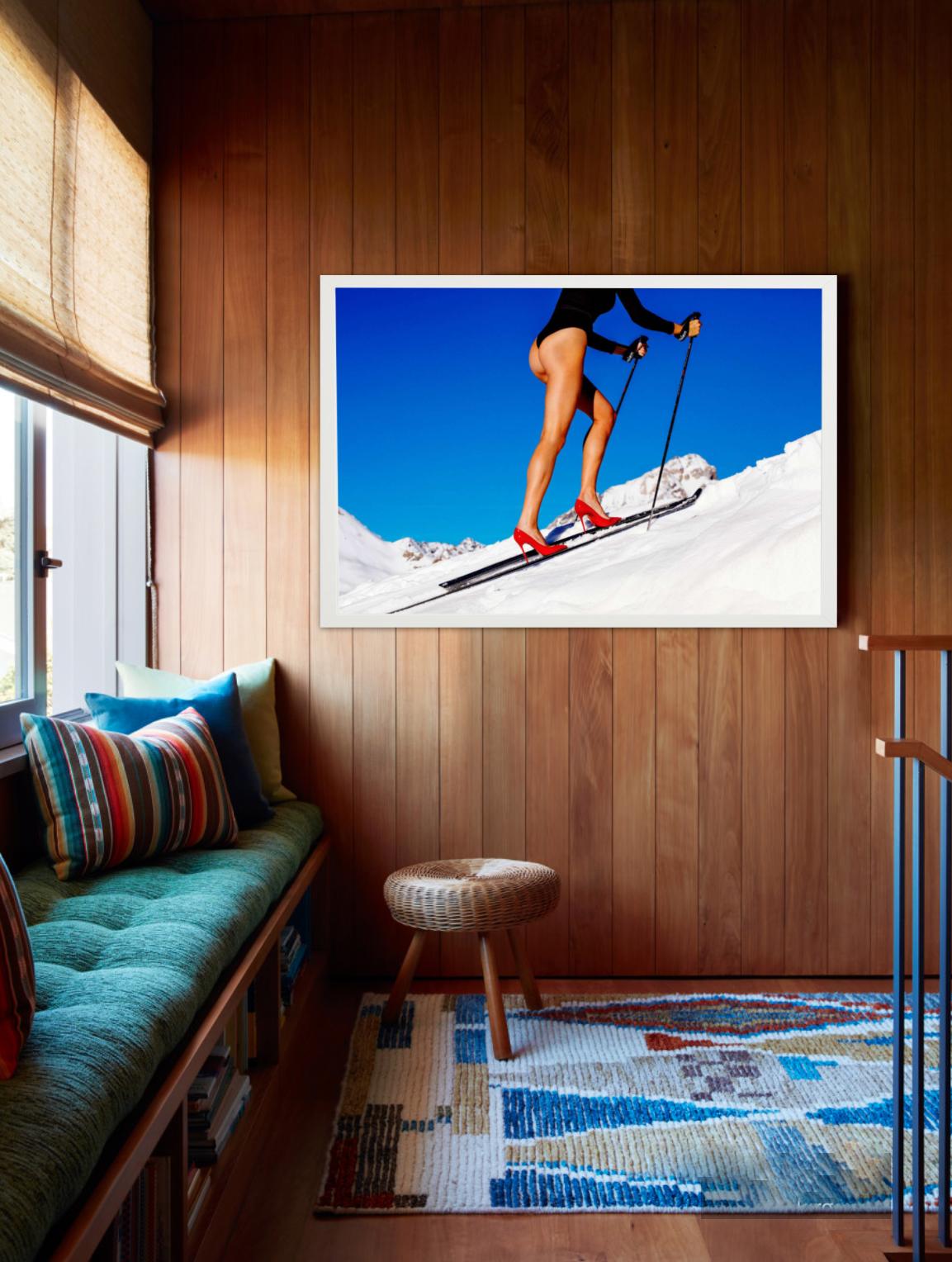 Backcountry  - Modella che scia con tacchi alti rossi, Fotografia Fine Art, 2018 in vendita 1