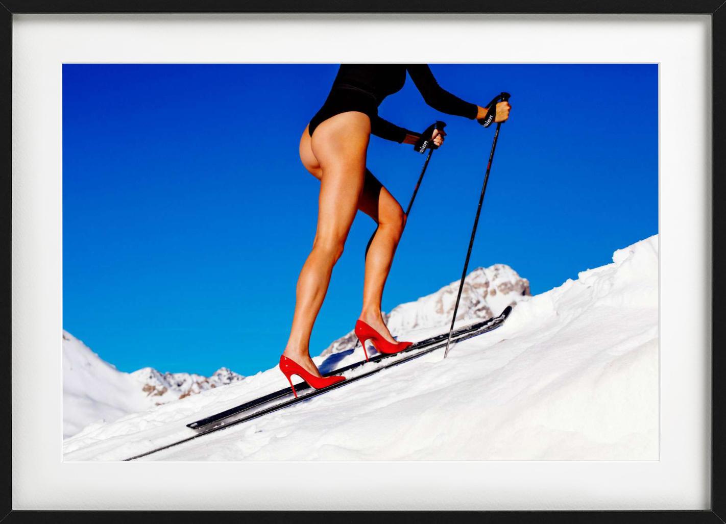 Backcountry  - Modella che scia con tacchi alti rossi, Fotografia Fine Art, 2018 in vendita 4