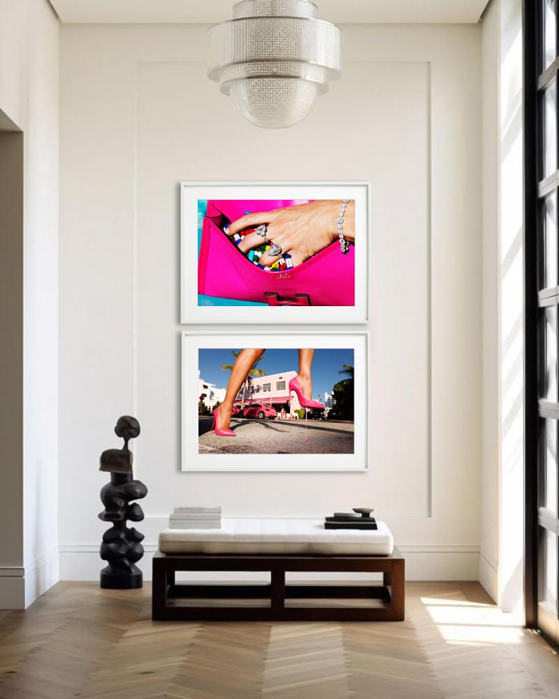 Píldoras de Beverly Hills, coger píldoras de una bolsa rosa, Fotografía artística en venta 5