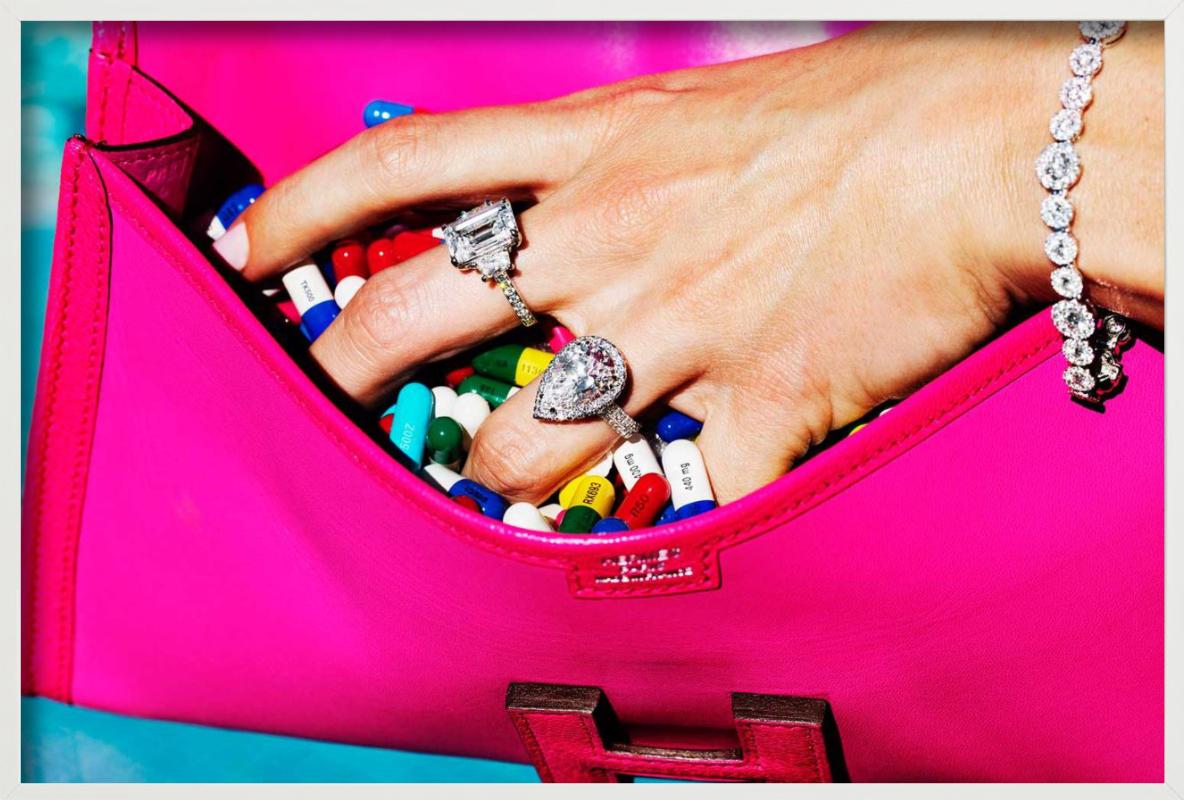 Píldoras de Beverly Hills, coger píldoras de una bolsa rosa, Fotografía artística - Photograph Contemporáneo de Tony Kelly