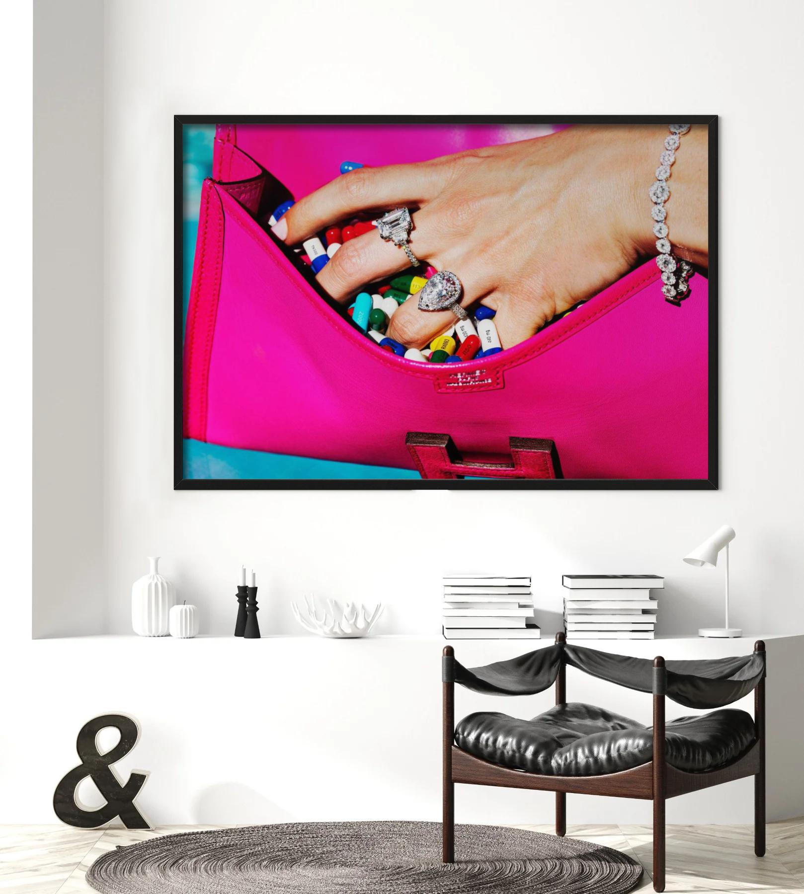 Píldoras de Beverly Hills, coger píldoras de una bolsa rosa, Fotografía artística - Photograph de Tony Kelly