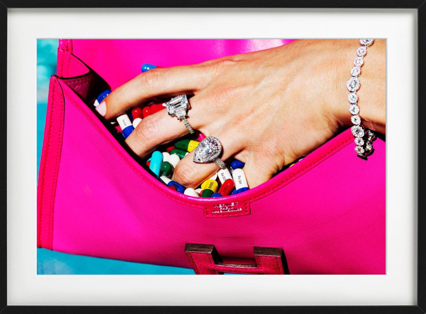 Píldoras de Beverly Hills - una mano con joyas que saca píldoras de  una bolsa rosa

Todas las impresiones están disponibles en ediciones limitadas. Disponible en varios tamaños. Enmarcado de alta calidad disponible previa solicitud.

 Todas las