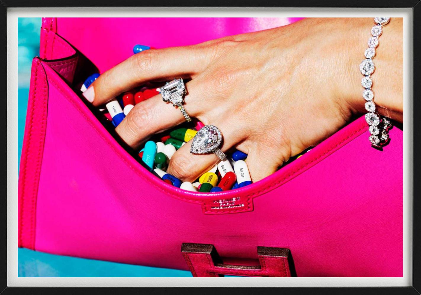 Píldoras de Beverly Hills, coger píldoras de una bolsa rosa, Fotografía artística en venta 1