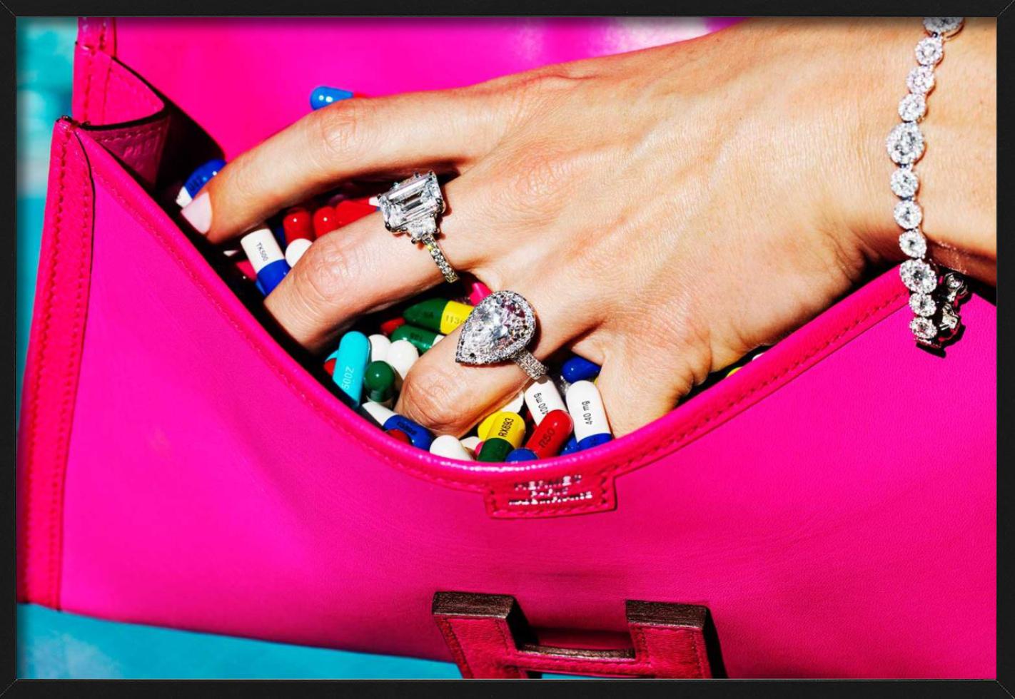 Píldoras de Beverly Hills, coger píldoras de una bolsa rosa, Fotografía artística en venta 2