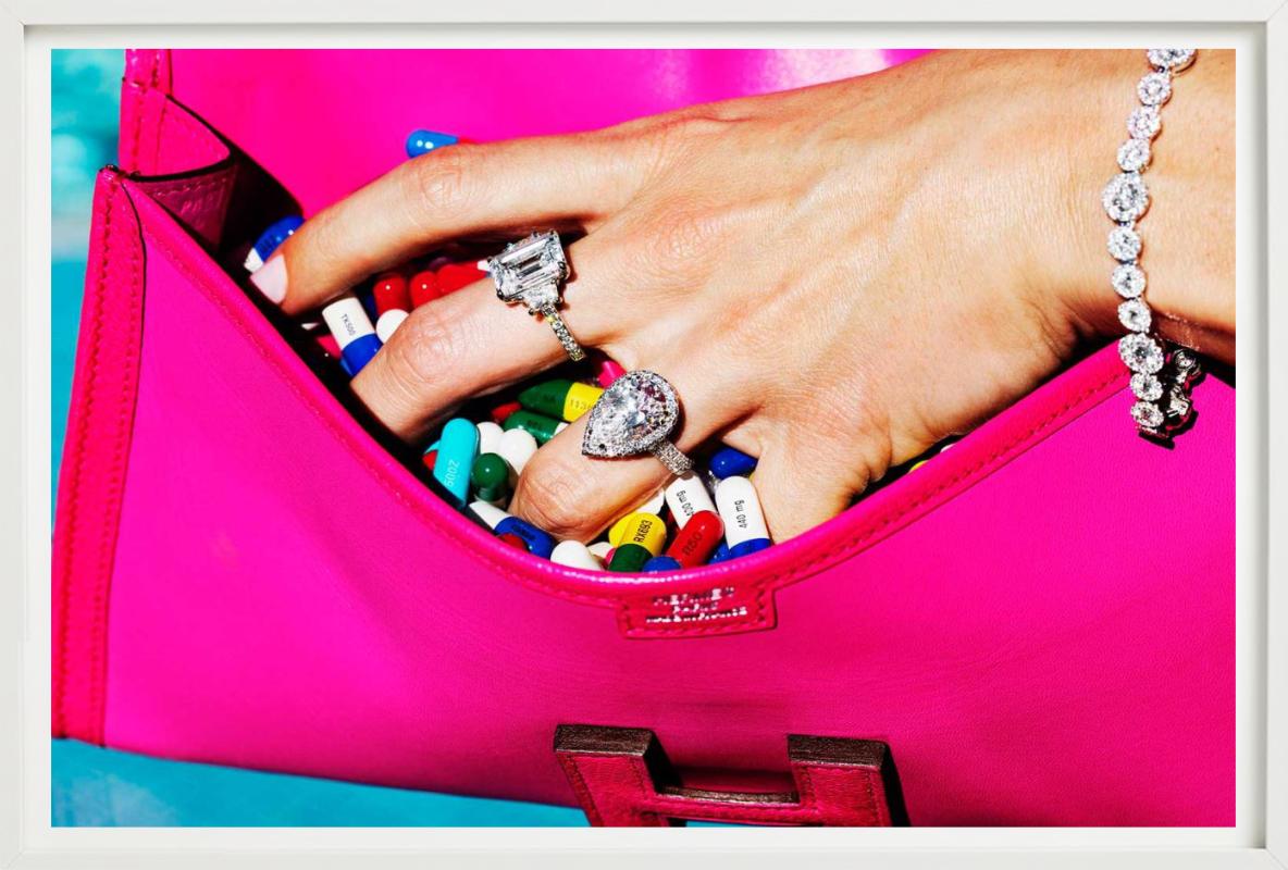 Píldoras de Beverly Hills, coger píldoras de una bolsa rosa, Fotografía artística en venta 4