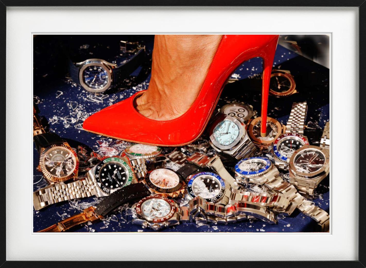 Up & Up - primo piano di un tacco rosso che schiaccia alcuni Rolex, Fine Art Photography in vendita 2