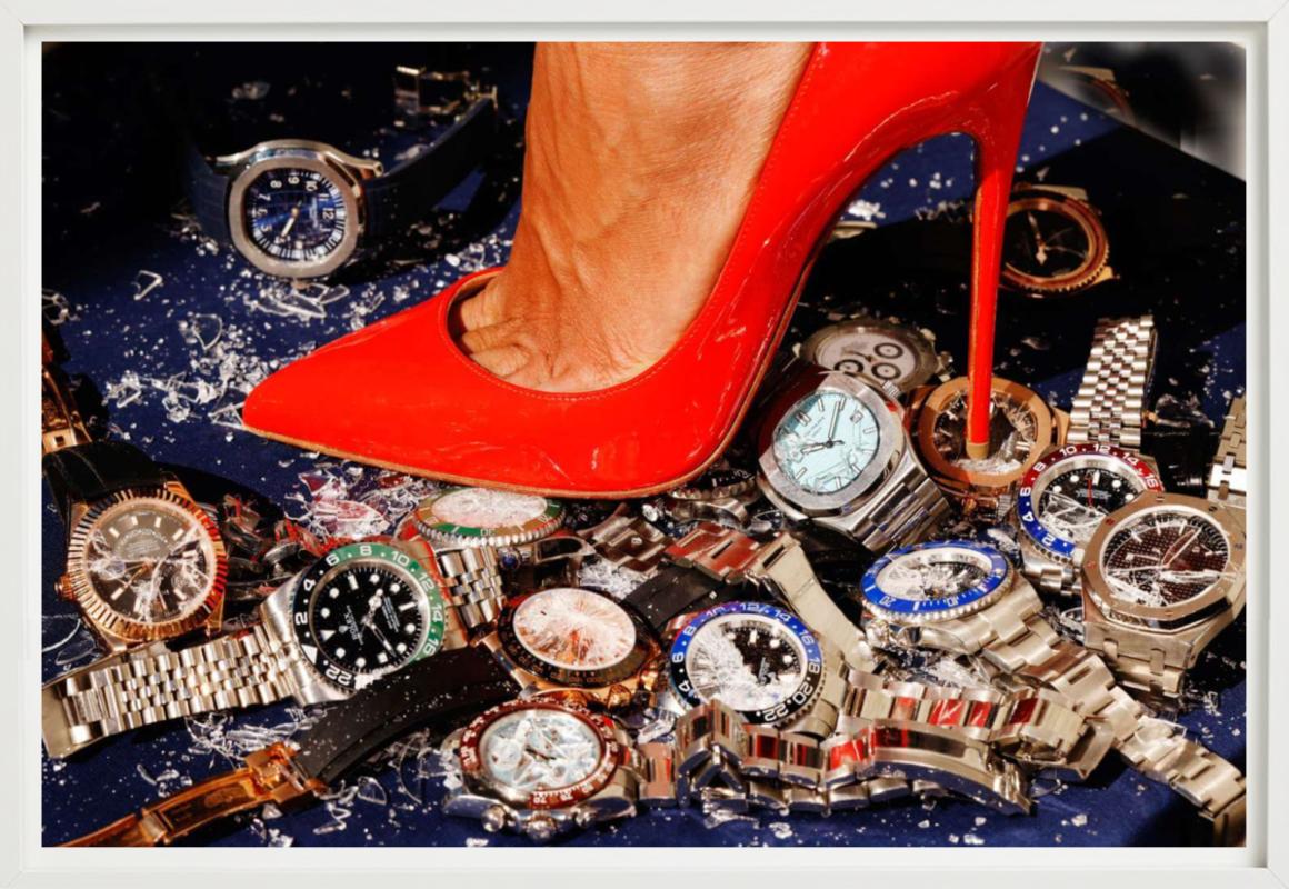 Up & Up - primo piano di un tacco rosso che schiaccia alcuni Rolex, Fine Art Photography in vendita 3