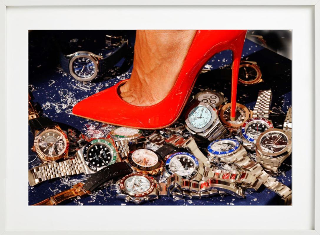 Up & Up - primo piano di un tacco rosso che schiaccia alcuni Rolex, Fine Art Photography in vendita 4
