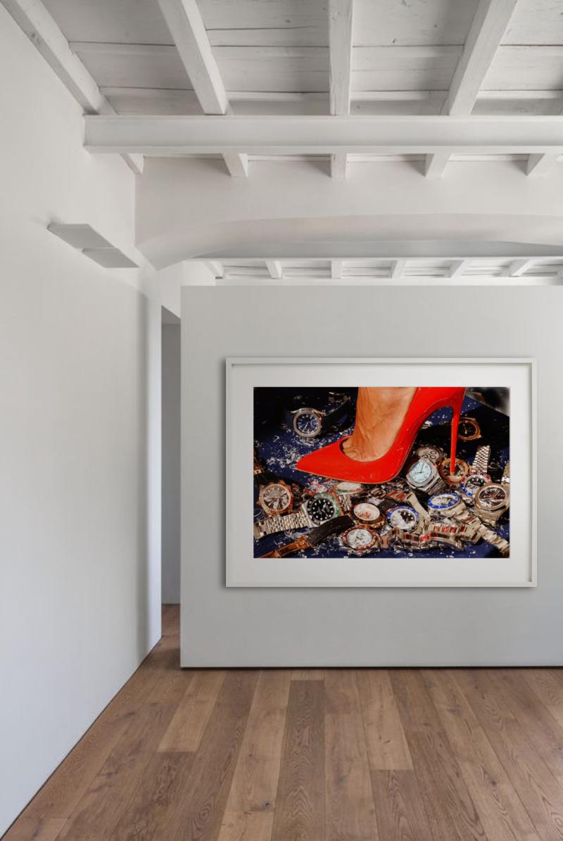 Up & Up - primo piano di un tacco rosso che schiaccia alcuni Rolex, Fine Art Photography in vendita 5
