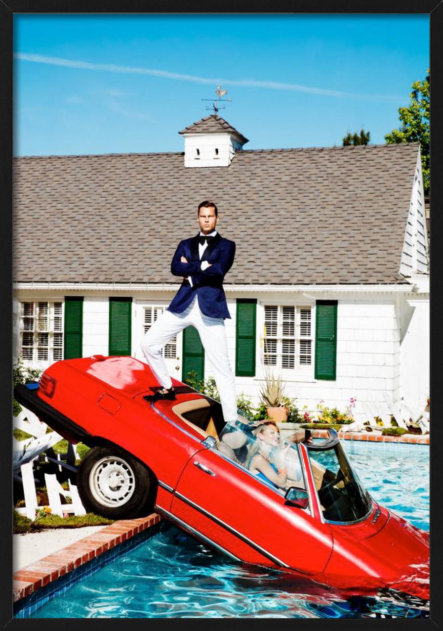Carpool - Rotes Vintage Mercedes in einem Pool, Kunstfotografie, 2017 – Photograph von Tony Kelly