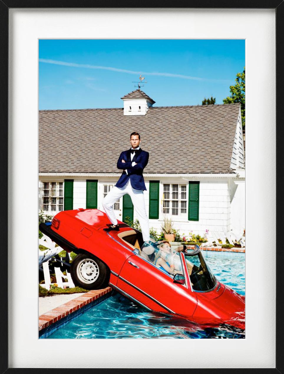 Carpool - Rotes Vintage Mercedes in einem Pool, Kunstfotografie, 2017 (Zeitgenössisch), Photograph, von Tony Kelly