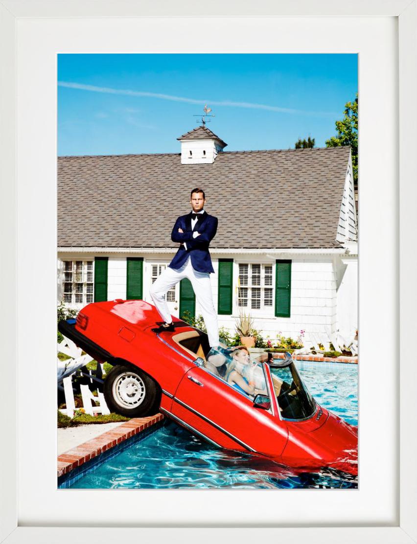Ein knallroter Mercedes R107 in einem Pool, fotografiert von Tony Kelly im Jahr 2017.

Alle Drucke sind in limitierter Auflage erhältlich. Erhältlich in mehreren Größen. Hochwertige Einrahmung auf Anfrage.

Alle Drucke werden von der Künstlerin oder