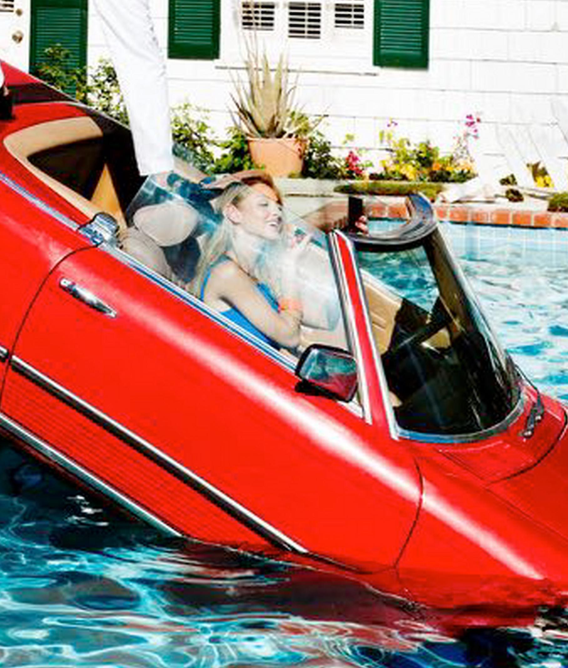 Carpool - Rotes Vintage Mercedes in einem Pool, Kunstfotografie, 2017 im Angebot 4