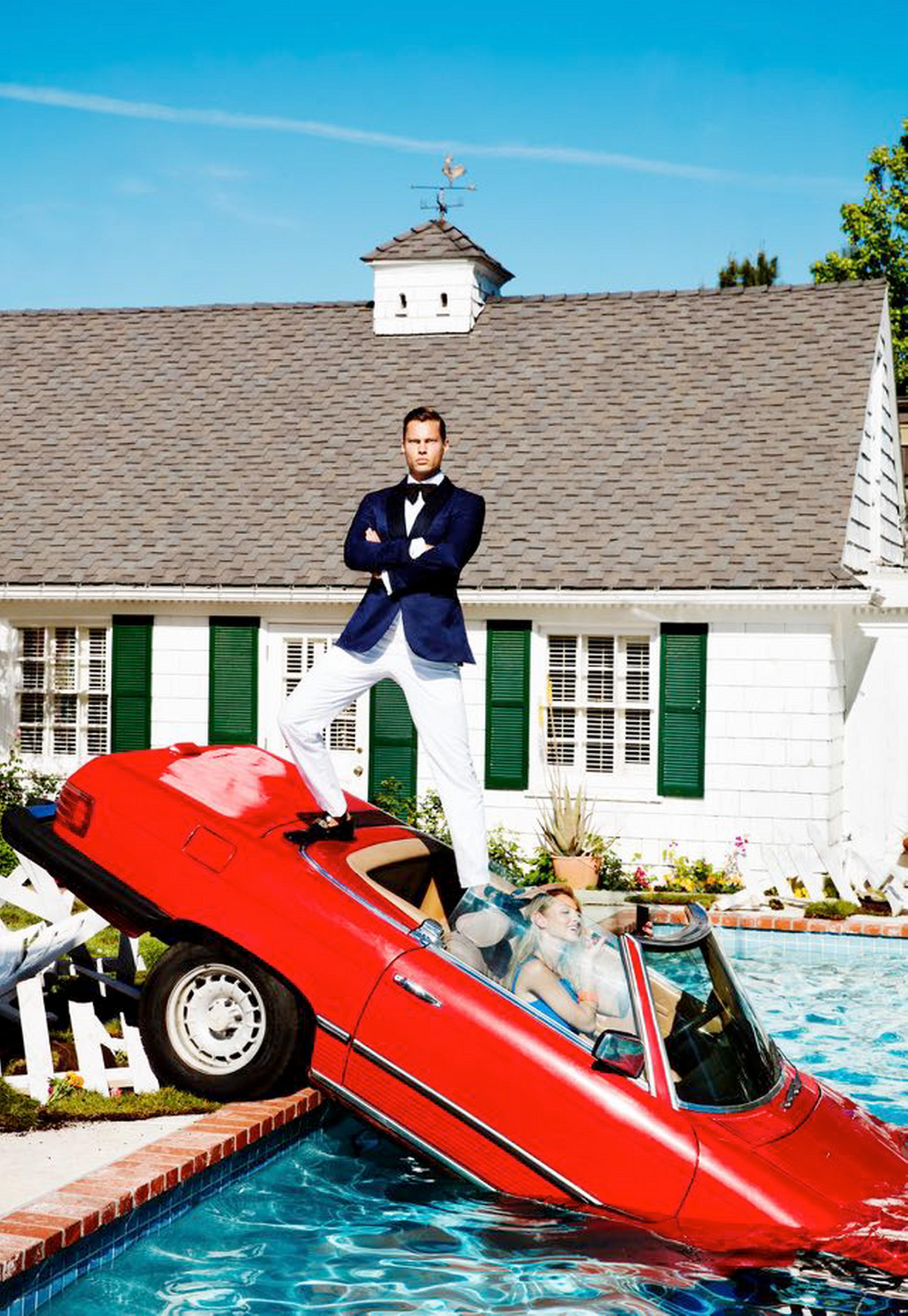 Tony Kelly Figurative Photograph – Carpool - Rotes Vintage Mercedes in einem Pool, Kunstfotografie, 2017