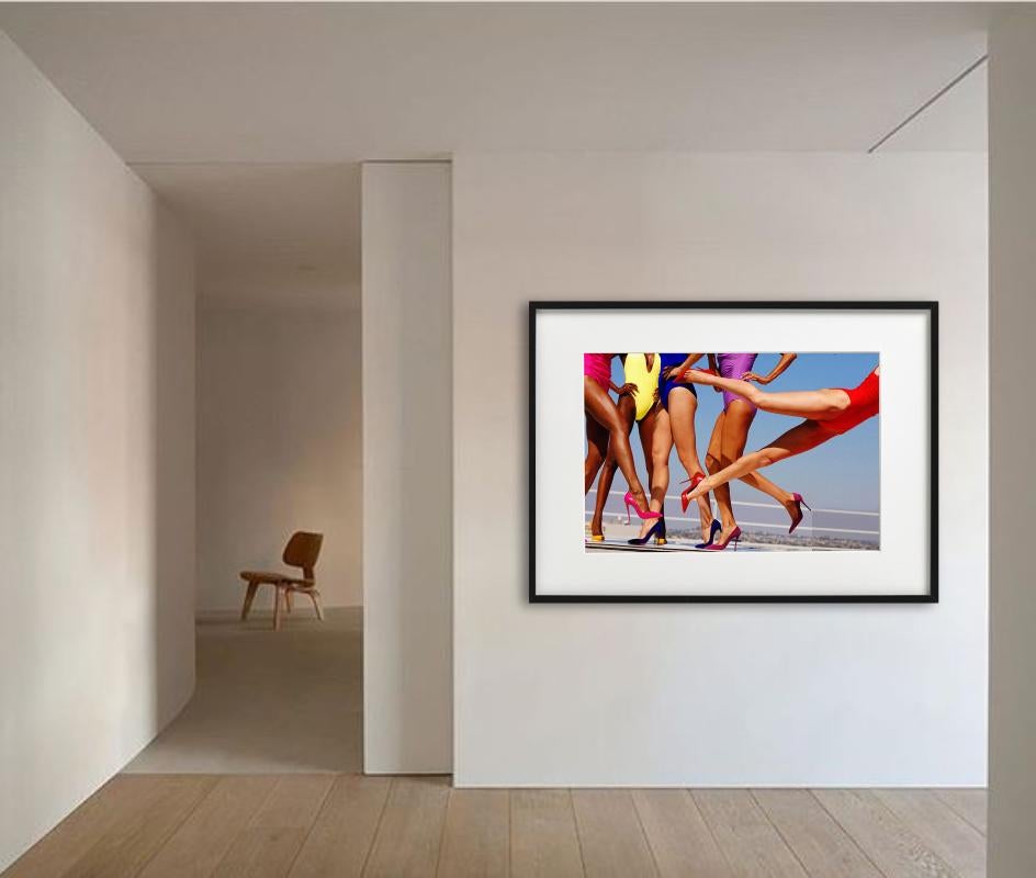 Lotta tra gatti - gambe femminili con tacchi alti colorati, Fotografia Fine Art - Photograph Contemporaneo di Tony Kelly