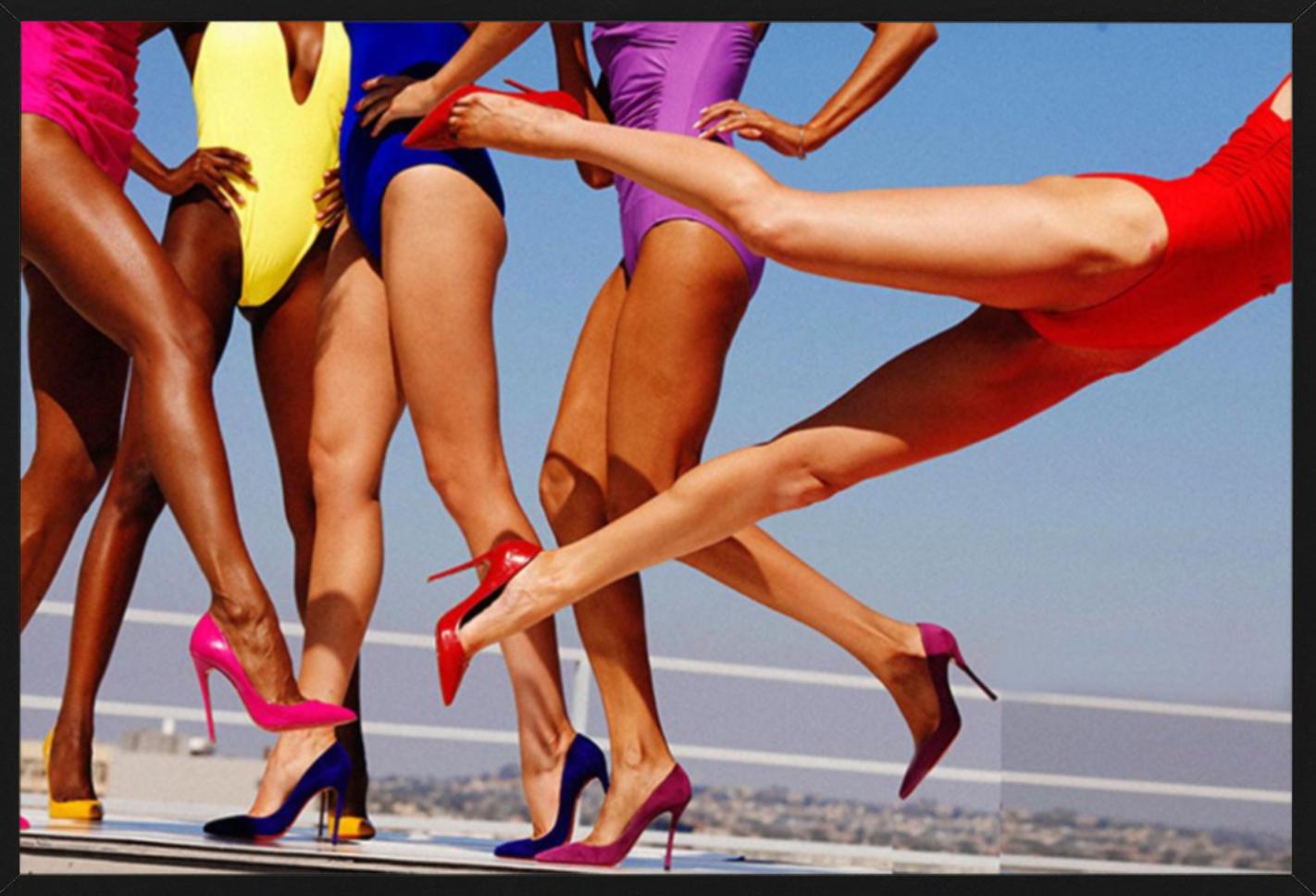 Lotta tra gatti - gambe femminili con tacchi alti colorati, Fotografia Fine Art - Figurative Photograph Grigio di Tony Kelly