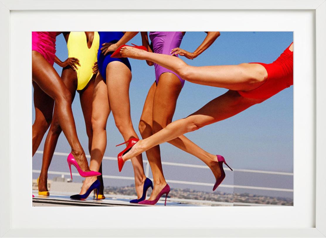 Lotta tra gatti - gambe femminili con tacchi alti colorati, Fotografia Fine Art in vendita 2