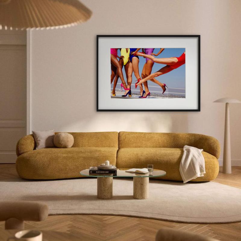 Lotta tra gatti - gambe femminili con tacchi alti colorati, Fotografia Fine Art in vendita 4