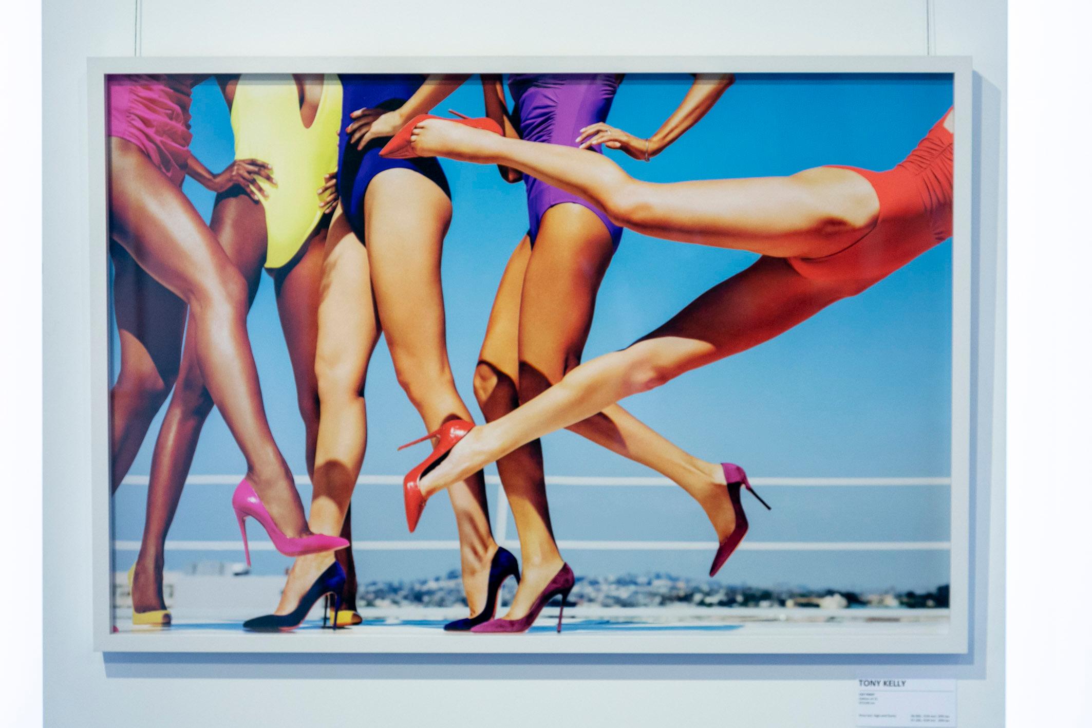 Lotta tra gatti - gambe femminili con tacchi alti colorati, Fotografia Fine Art - Photograph di Tony Kelly