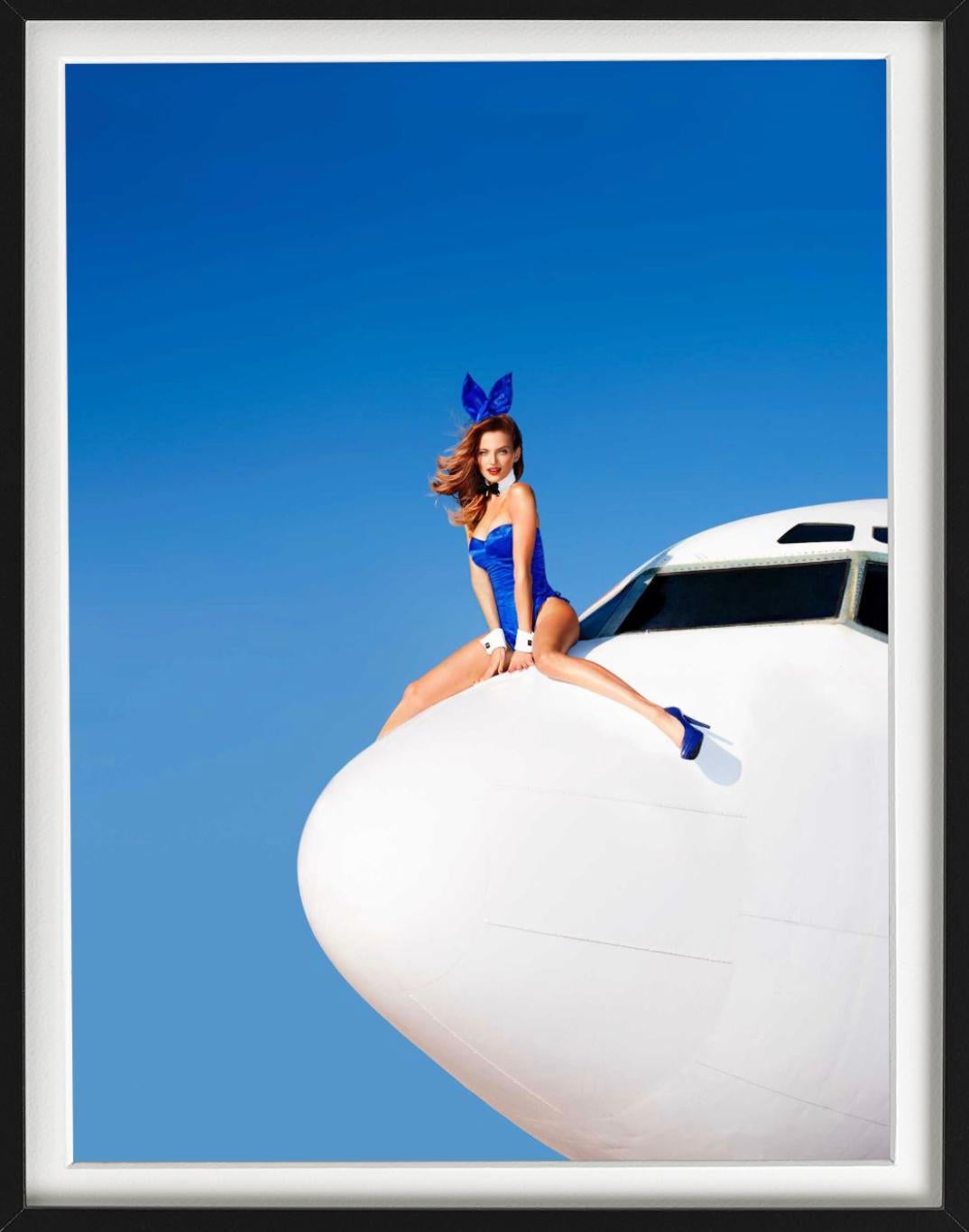 Flight TK75 - Modell in buntem Kostüm sitzend auf Plane, Kunstfotografie 2014 im Angebot 6