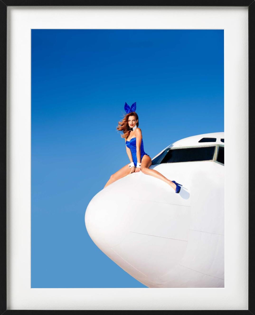 Flight TK75 - Modèle en costume de lapin assis sur un avion, photographie d'art 2014 en vente 7