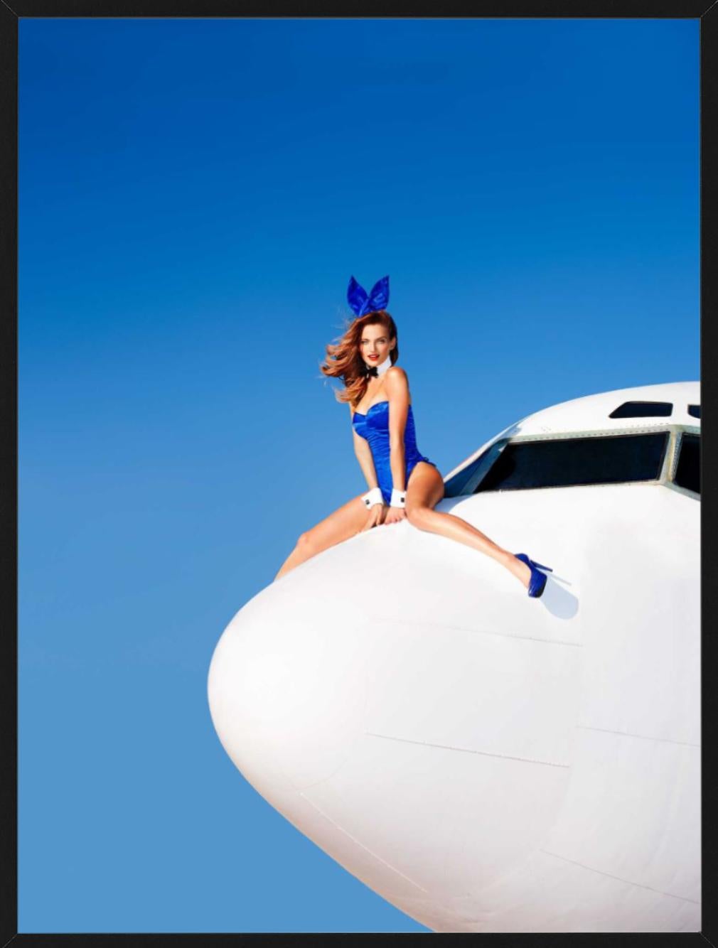 Flight TK75 - Modèle en costume de lapin assis sur un avion, photographie d'art 2014 - Photograph de Tony Kelly