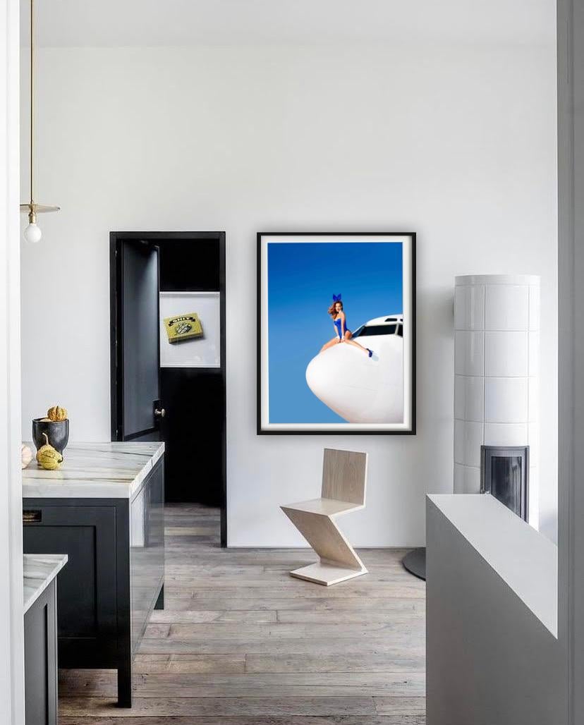 Flight TK75 - Modèle en costume de lapin assis sur un avion, photographie d'art 2014 - Contemporain Photograph par Tony Kelly