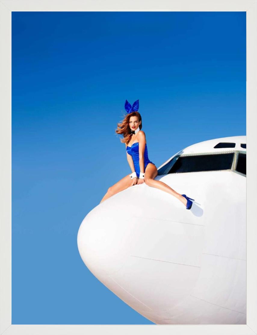 Flight TK75 - Modell in buntem Kostüm sitzend auf Plane, Kunstfotografie 2014 im Angebot 3