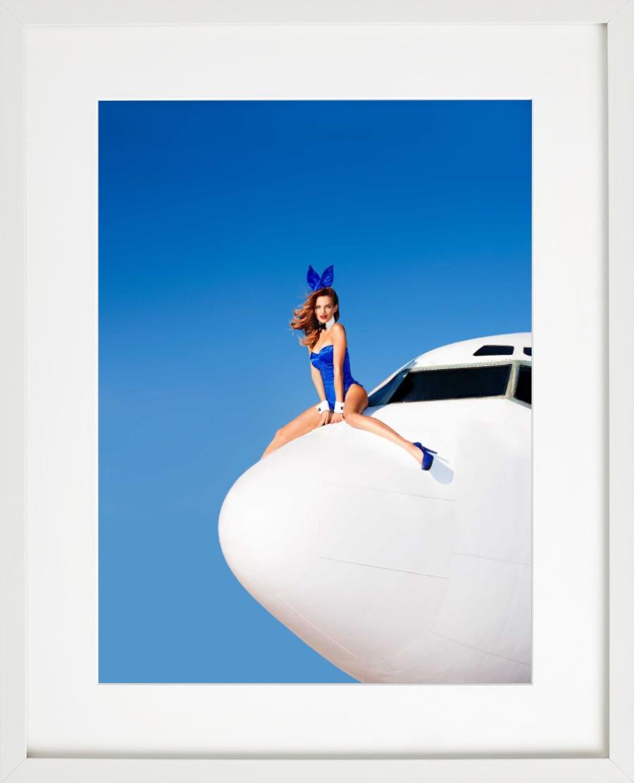 Flight TK75 - Modell in buntem Kostüm sitzend auf Plane, Kunstfotografie 2014 im Angebot 5