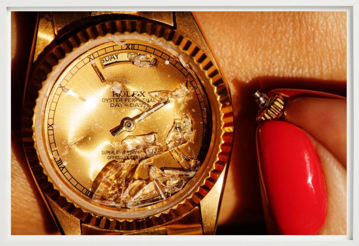 Golddigger – Nahaufnahme einer goldenen Rolex, Farbe, Kunstfotografie, 2019 im Angebot 5