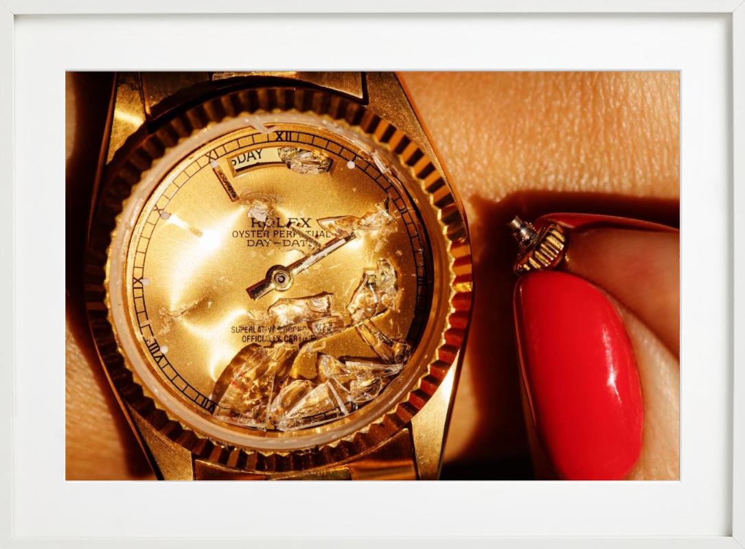 Golddigger – Nahaufnahme einer goldenen Rolex, Farbe, Kunstfotografie, 2019 – Photograph von Tony Kelly