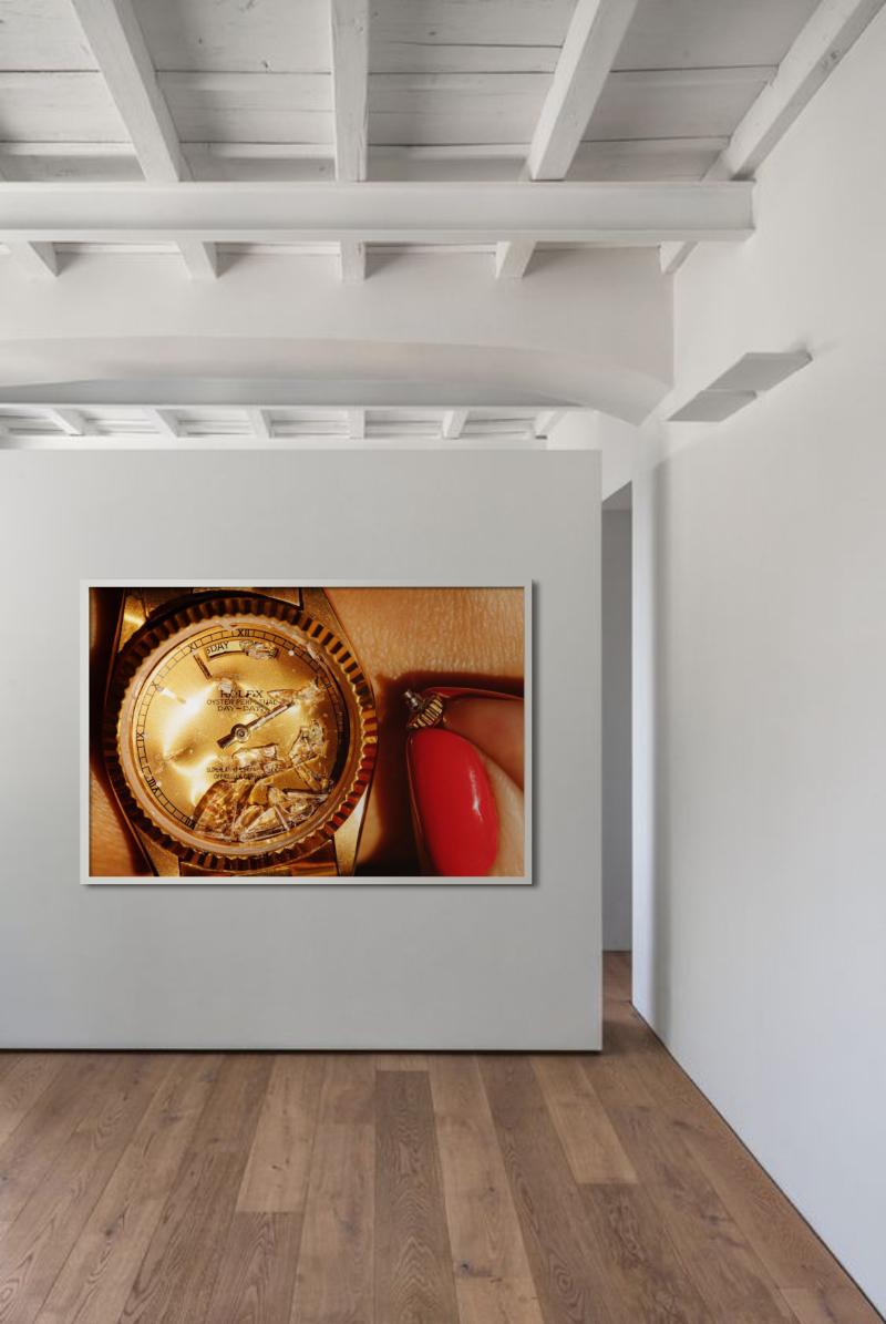 Golddigger – Nahaufnahme einer goldenen Rolex, Farbe, Kunstfotografie, 2019 (Zeitgenössisch), Photograph, von Tony Kelly