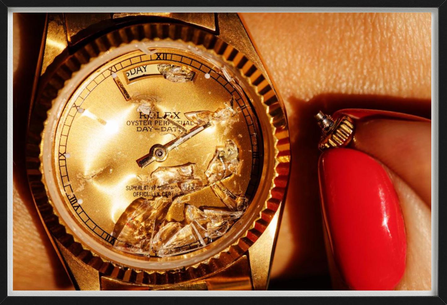 Goldgräber, Nahaufnahme einer goldenen Rolex, die von einer Person mit roten Nägeln angefasst wird, fotografiert von Tony Kelly.

Alle Drucke sind in limitierter Auflage erhältlich. Erhältlich in mehreren Größen. Hochwertige Einrahmung auf