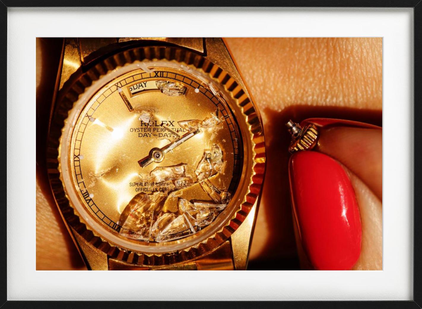 Golddigger – Nahaufnahme einer goldenen Rolex, Farbe, Kunstfotografie, 2019 im Angebot 1