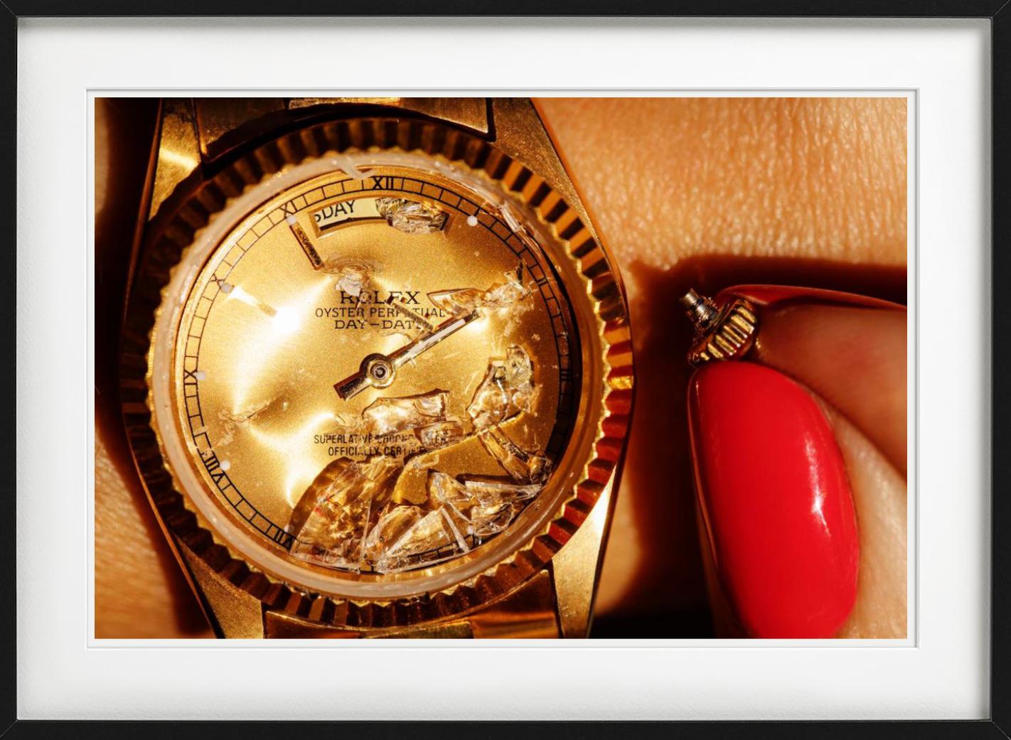 Golddigger – Nahaufnahme einer goldenen Rolex, Farbe, Kunstfotografie, 2019 im Angebot 3