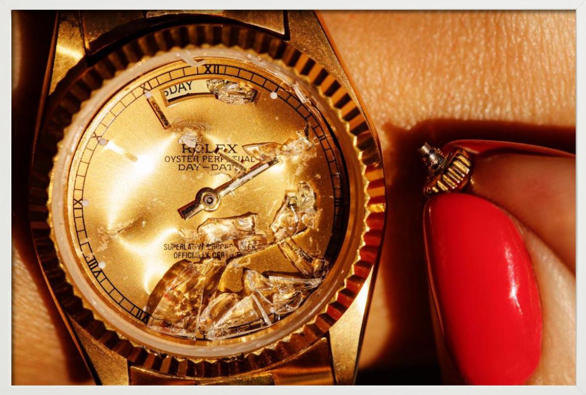 Golddigger – Nahaufnahme einer goldenen Rolex, Farbe, Kunstfotografie, 2019 im Angebot 4