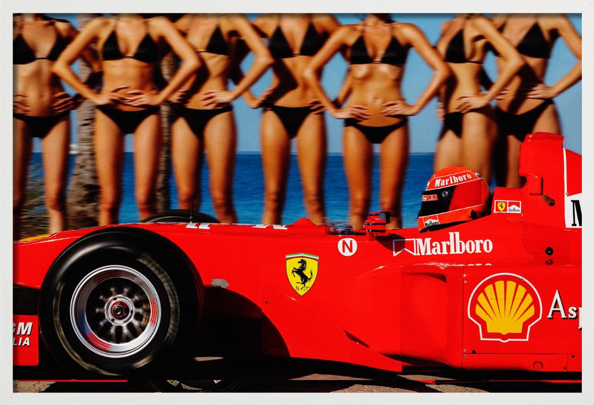 Tribuna - Ferrari di Formula 1 e modelle abbronzate, Fotografia Fine Art, 2024 in vendita 1