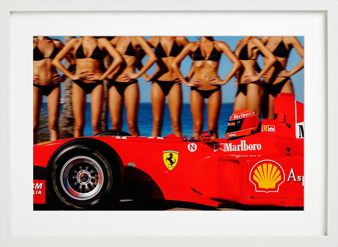 Tribuna - Ferrari di Formula 1 e modelle abbronzate, Fotografia Fine Art, 2024 in vendita 2