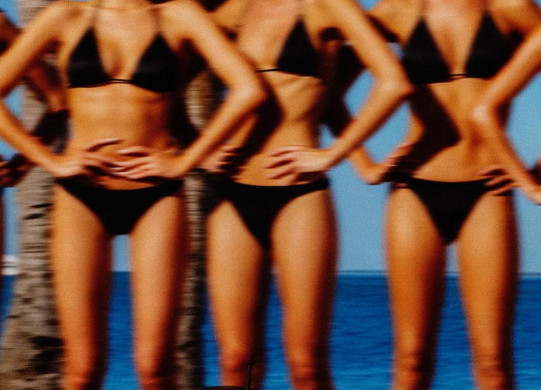 Tribuna - Ferrari di Formula 1 e modelle abbronzate, Fotografia Fine Art, 2024 in vendita 3