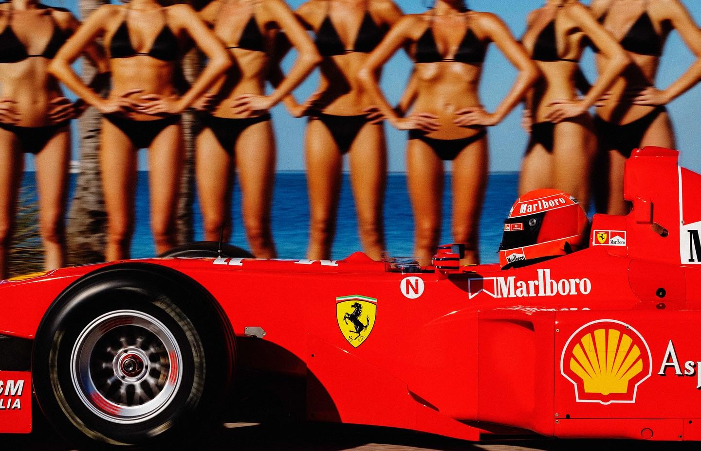 Color Photograph di Tony Kelly - Tribuna - Ferrari di Formula 1 e modelle abbronzate, Fotografia Fine Art, 2024