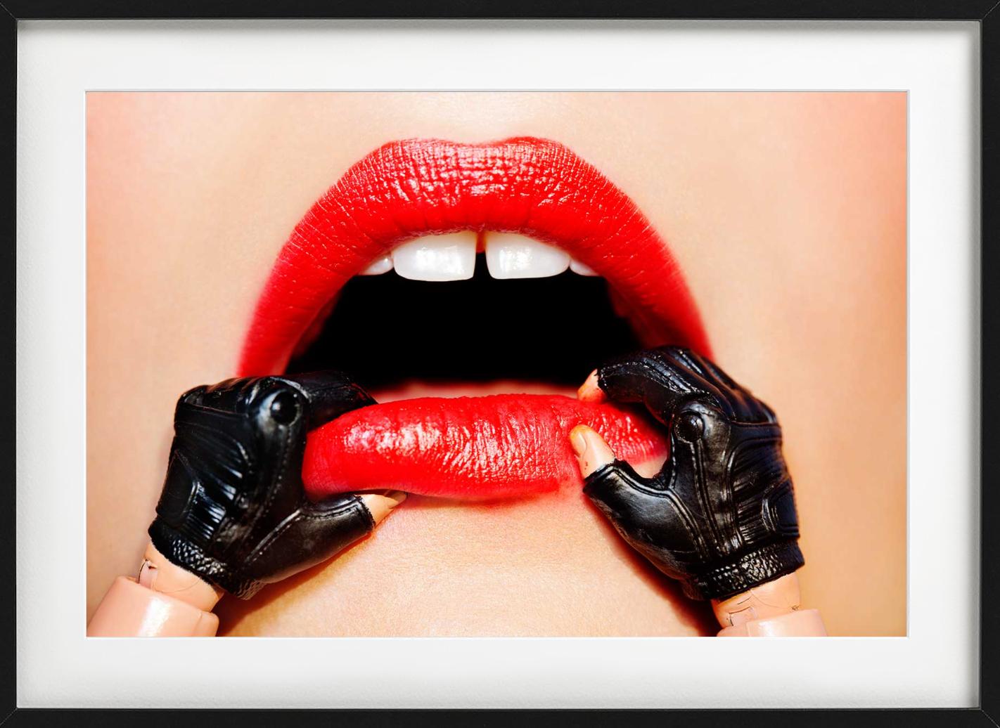 Hand-on-Ansatz, Kunstfotografie – Photograph von Tony Kelly
