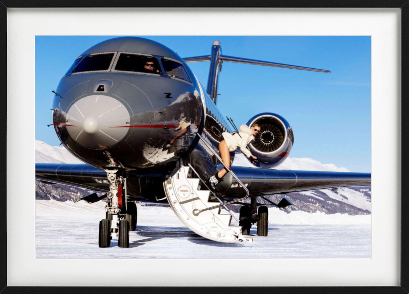 JET SET - Bleu Color Photograph par Tony Kelly