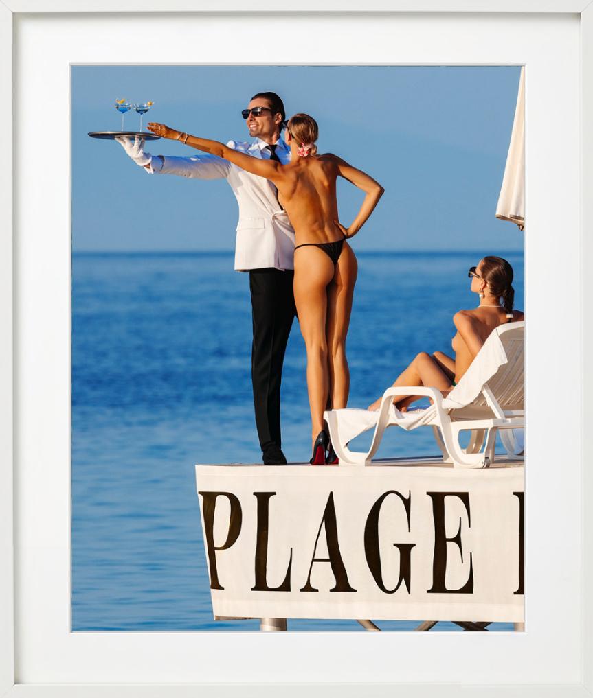 La Dolce Vita I,  Plage Keller, CAP d'Antibes, Fotografia d'autore, 2024 - Photograph di Tony Kelly