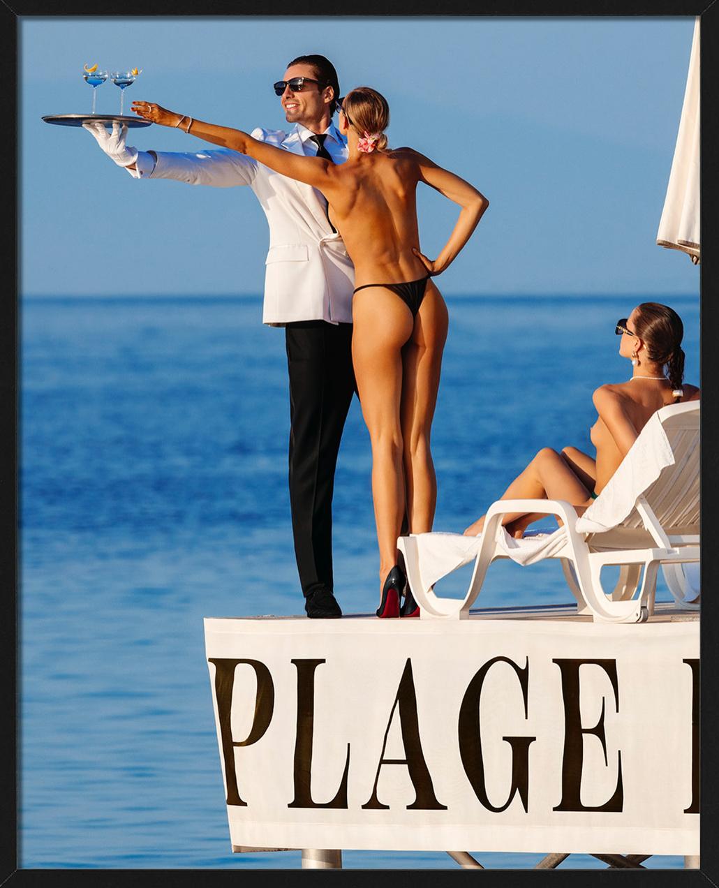 Semi-nudo con cameriere a Plage Keller, CAP, fotografato da Tony Kelly nel 2024.

Tutte le stampe sono in edizione limitata. Disponibile in più misure. Cornici di alto livello su richiesta.

Tutte le stampe sono realizzate e firmate dall'artista. Il