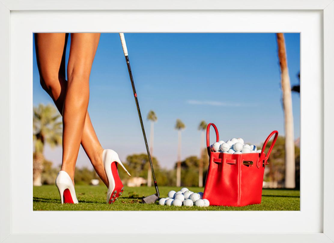 Damentag – Frau beim Golfen in Heels, Kunstfotografie, 2012 – Photograph von Tony Kelly